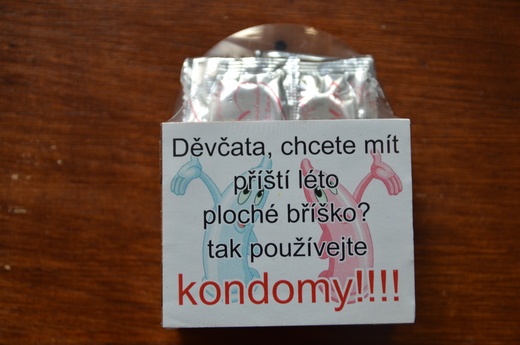 Balení kondomů (4ks) v dřevěné krabičce s vtipným popisem