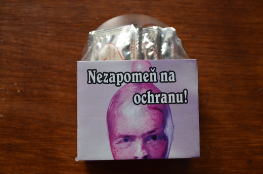 Balení kondomů (4ks) v dřevěné krabičce s vtipným popisem