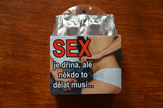 Balení kondomů (4ks) v dřevěné krabičce s vtipným popisem